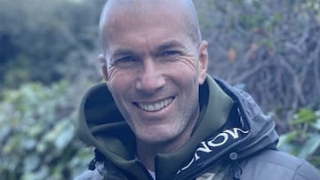 La llamativa forma de Zidane para pasear a su perro