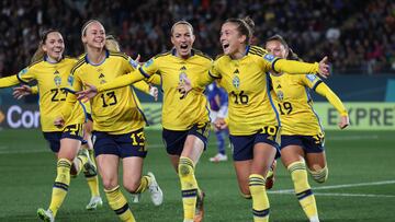 Angeldal, acompañada de Asllani, Ilestedt y Rubensson, celebra el 0-2 de Suecia.