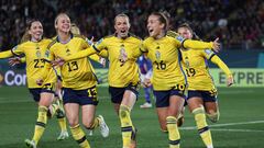 Angeldal, acompañada de Asllani, Ilestedt y Rubensson, celebra el 0-2 de Suecia.