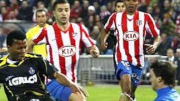 <b>MILAGROSO.</b> Leo Franco desbarató en la primera parte una gran ocasión de Uche. El meta argentino salió a los pies del delantero para evitar el tanto azulón.