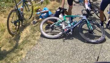 El ciclista del Movistar se vio involucrado en una caída masiva en el pelotón a 104 km de la meta en la etapa 18.