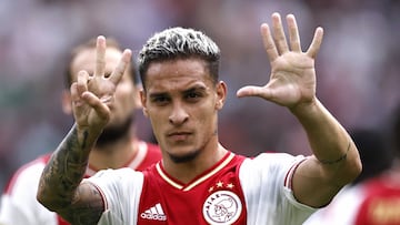 Amsterdam (Netherlands), 14/08/2022.- Antony Matheus Dos Santos of Ajax celebrates the 2-1 during the Dutch Eredivisie soccer match between Ajax Amsterdam and FC Groningen at the Johan Cruijff ArenA in Amsterdam, Netherlands,. 14 August 2022. (Países Bajos; Holanda) EFE/EPA/MAURICE VAN STEEN