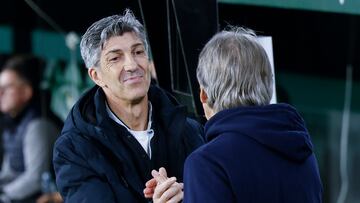 SEVILLA, 16/02/2025.- El entrenador de la Real Sociedad Imanol Alguacil y el entrenador del Betis Manuel Pellegrini, durante el partido de la jornada 24 de LaLiga que Real Betis y Real Sociedad disputan hoy domingo en el estadio Benito Villamarín. EFE/ Julio Munoz