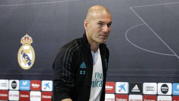 Zidane saliendo de una rueda de prensa.