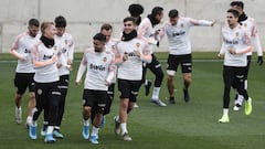 Ferran Torres, junto Cheryshev, Jaume Costa, Wass y otros compa&ntilde;eros en un entrenamiento del Valencia. 