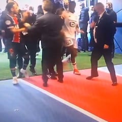 Reprobables imágenes: intento de agresión de Neymar en el túnel de vestuarios