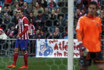 El defensa uruguayo del Atlético de Madrid Diego Godín tras marcar su gol al Real Valladolid, tercero para el equipo rojiblanco