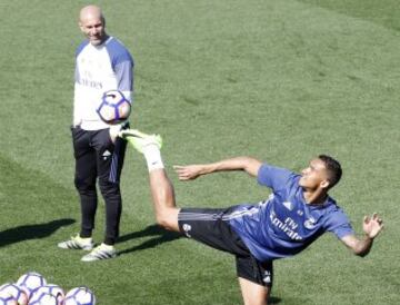 Gran ambiente entre los jugadores del Real Madrid durante el entrenamiento.