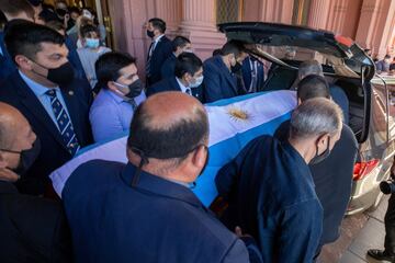 El cortejo fúnebre, que terminó en el cementerio de Bella Vista, estuvo rodeado de decenas de aficionados. Una caravana de seguidores lo acompañó todo el camino.