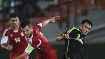 Munir El Haddadi (d) durante el partido con Espa&ntilde;a Sub 21.