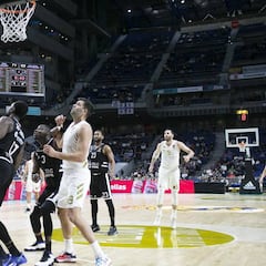 El Madrid gana a ráfagas y toca el factor pista en cuartos
