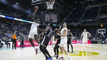 Garuba, ante Livio y Reyes.