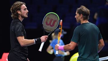 Rafa Nadal y Stefanos Tsitsipas se saludan tras su partido de la fase de grupos de las Nitto ATP Finals 2020 en el O2 Arena de Londres.