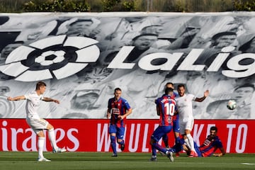 El jugador del Real Madrid, Toni Kroos, marca el 1-0 al Eibar. 
