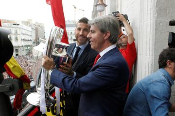 Los jugadores del Real Madrid se encuentran en la Comunidad de Madrid para ofrecer al presidente de la Comunidad de Madrid, Ángel Garrido 