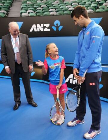 Novak Djokovic, como embajador de ANZ, disputó un 'partido' con la ganadora del concurso ANZ Hot Shots, Anna Obispo, en Melbourne.