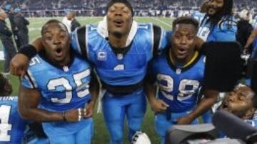 Mike Tolbert, Cam Newton y Jonathan Stewart celebran la victoria de los Panthers sobre los Cowboys en el Día de Acción de Gracias.