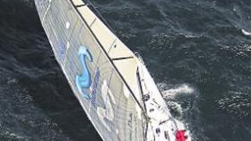 <b>UNA FLECHA. </b>El Movistar 'voló' sobre las aguas de Sanxenxo.