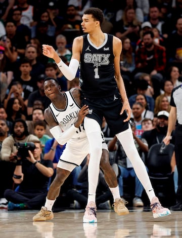 A Dennis Schroder (1,85) le toc¨® defender en esta jugada a V¨ªctor Wembanyama (2,24), pero el franc¨¦s no necesita siempre esos 39 cent¨ªmetros de ventaja. En la victoria ante los Nets acab¨® con 33 puntos, 15 rebotes, 7 asistencias y 7 tapones.