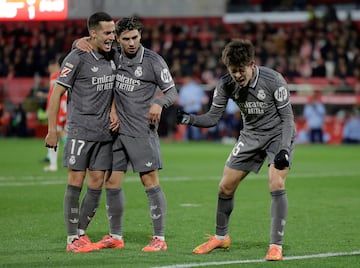 0-2. Lucas Vzquez y Brahim Daz festejan la celebracin del segundo tanto que marca el jugador turco del Real Madrid.