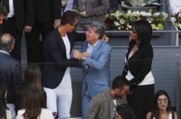 Cristiano Ronaldo saluda a Manolo Santana a su llegada.