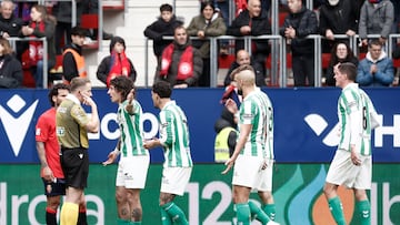 Los jugadores del Betis protestan el penalti.
