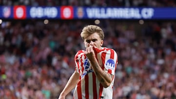 Pablo Barrios besando el escudo tras marcar el primer tanto rojiblanco ante el Villarreal.