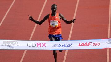 Titus Ekiru, en la Maratón de Ciudad de México.