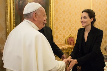 El Papa Francisco se reuni車 con la actriz estadounidense y embajadora del ACNUR, Angelina Jolie, el 8 de enero de 2015. Jolie present車 al Papa Francisco su segunda pel赤cula, "Unbroken", durante una proyecci車n privada en el Vaticano.