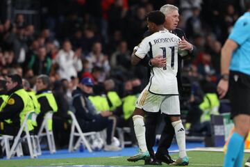 Rodrygo abraza a Ancelotti tras ser sustituido en el partido de Champions contra el Braga disputado en el Bernabéu.