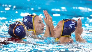 SAINT-DENIS, 04/08/2024.- Las jugadoras españolas celebran la victoria ante Italia tras el partido de waterpolo de la ronda preliminar, grupo B, entre Italia y España, de los Juegos Olímpicos París 2024, este domingo en Saint Denis, Francia. EFE/ Kiko Huesca