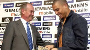 <b>RONALDO</B>. El delantero ha sido el representante de los brasileños en el acto.