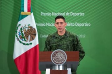 Ismael Hernández da un mensaje en la ceremonia del Premio Nacional del Deporte