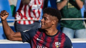 Kevin Carlos celebra un gol con el Huesca.