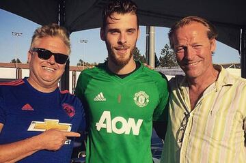 Los actores que interpretan a los personajes de Jorah Mormont y Varys son aficionados al Mancheter United. En la imagen posan junto al cancerbero del conjunto mancuniano.