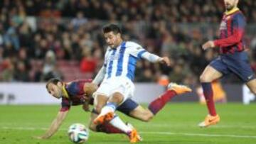 La Real Sociedad pidió penalti en esta acción de Mascherano sobre Carlos Vela.