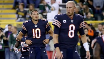 GREEN BAY, WI - SEPTEMBER 28: Mitchell Trubisky #10 and Mike Glennon #8 of the Chicago Bears warm up before the game against the Green Bay Packers at Lambeau Field on September 28, 2017 in Green Bay, Wisconsin.   Jonathan Daniel/Getty Images/AFP
 == FOR NEWSPAPERS, INTERNET, TELCOS &amp; TELEVISION USE ONLY ==