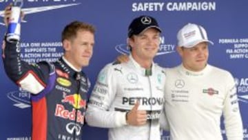 Nico Rosberg escoltado por Vettel y Bottas tras la calificaci&oacute;n. 