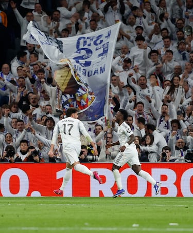 El jugador del Real Madrid, Raúl Asencio, celebra con Vinicius el 3-0 al Real Betis. 

