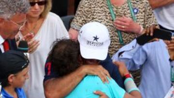 Rafa Nadal se abraza a su t&iacute;o Toni tras ganar su noveno Roland Garros.