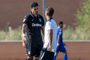 Miguel de la Fuente y Borja Jiménez conversan durante un partido de pretemporada. 