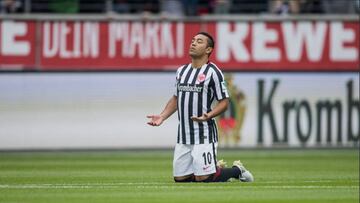 Tras no entrar en planes del Eintractht Frankfurt, el volante mexicano busca acomodo en algún club europeo.