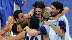 Los jugadores argentinos se abrazan tras conseguir el oro en Atenas.
