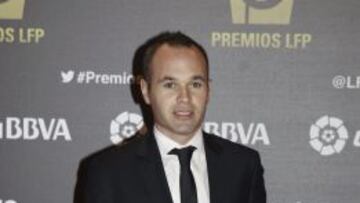 El centrocampista del FC Barcelona, Andrés Iniesta, a su llegada a la gala de entrega de los premios que la Liga de Fútbol Profesional (LFP) otorga a los mejores jugadores de la temporada 2012-2013 en cada demarcación, tanto de la Liga BBVA como de la Liga Adelante, elegidos por los entrenadores de los clubes, hoy en Madrid.