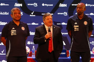 Soccer Football - World Cup CONCACAF - Costa Rica unveils new coach Miguel Herrera - Teatro Melico Salazar, San Jose, Costa Rica - January 10, 2025 New Costa Rica coach Miguel Herrera speaks to the media with former player Paulo Wanchope REUTERS/Mayela Lopez