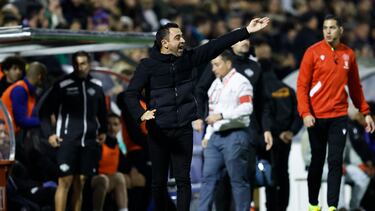 ALICANTE, 04/01/2023.- El entrenador del FC Barcelona, Xavi Hernández, durante el partido correspondiente a los dieciseisavos de final de la Copa del Rey que CF Intercity y FC Barcelona disputan hoy miércoles en el estadio Rico Pérez, en Alicante. EFE/Biel Aliño