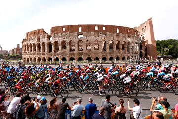 El pelotón circula al lado del Coliseo de Roma en la última etapa del Giro de 2018.