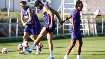Gelson Martins realiza un ejercicio junto a Diego Costa y a Saúl.
