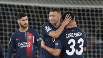 Paris (France), 14/02/2024.- Paris Saint Germain's Kylian Mbappe (C) and Paris Saint Germain's Warren Zaire-Emery celebrate the UEFA Champions League Round of 16, 1st leg match between Paris Saint Germain (PSG) and Real Sociedad in Paris, France, 14 February 2024. (Liga de Campeones, Francia) EFE/EPA/CHRISTOPHE PETIT TESSON