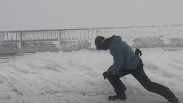 Persona luchando contra el viento en el Monte Washington (EEUU).